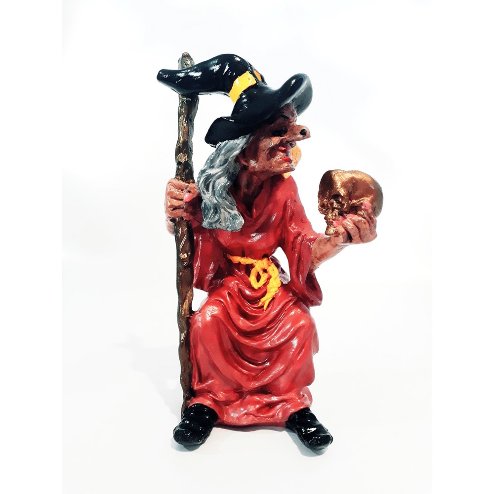 Escultura de Bruxa de vestido vermelho com cajado, caveira e águia
