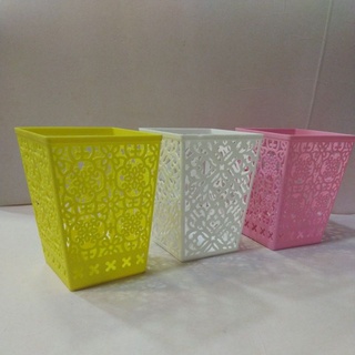 kit com 2 Cachepot Quadrado Vazado REF: 038-1/2 12x7x6cm Disponível nas cores Branca, Azul Claro, Rosa Claro, Amarelo e Creme