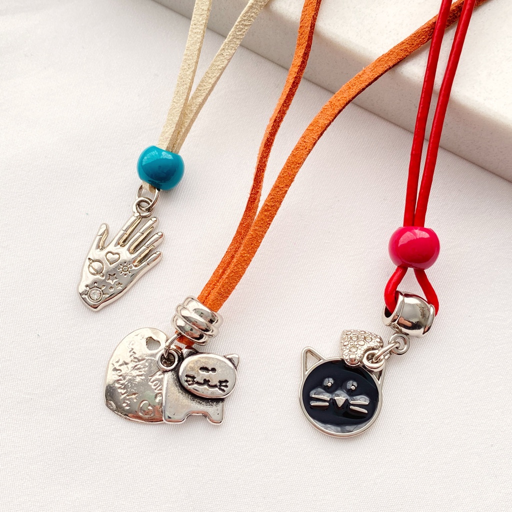 Kit três colares corão, bege, laranja, vermelho pingentes prateados mão, gatos e coração