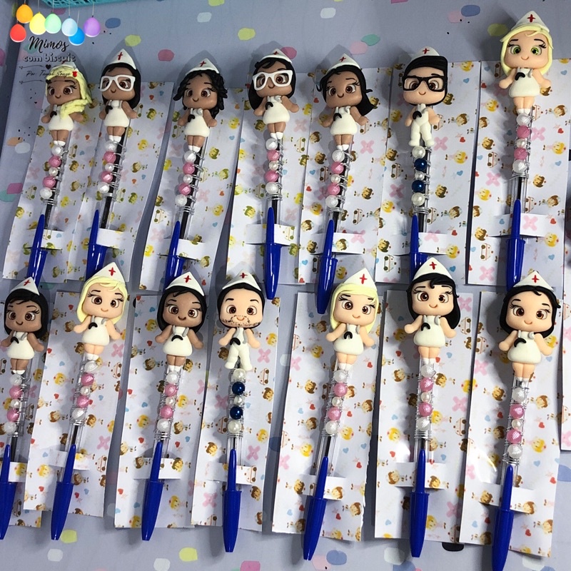 caneta personalizada com aplique em biscuit /enfermeira, futebol, infantil / enfermagem / lembrancinha medicina/ profissões