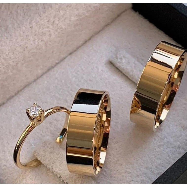 Par Aliança Reta 6mm compromisso  mais 1 Anel Solitário de Aço Inoxidável Banhada a Ouro 18k