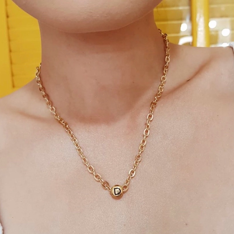 colar folheado a ouro com iniciais inicial personalizado com letra do nome peça atemporal da moda blogueiras
