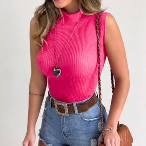 Blusa garrafinha em tricô gola alta de alça
