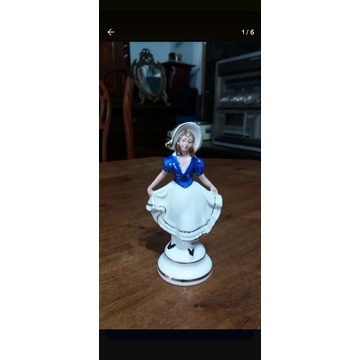 camponesa antiga em porcelana C47