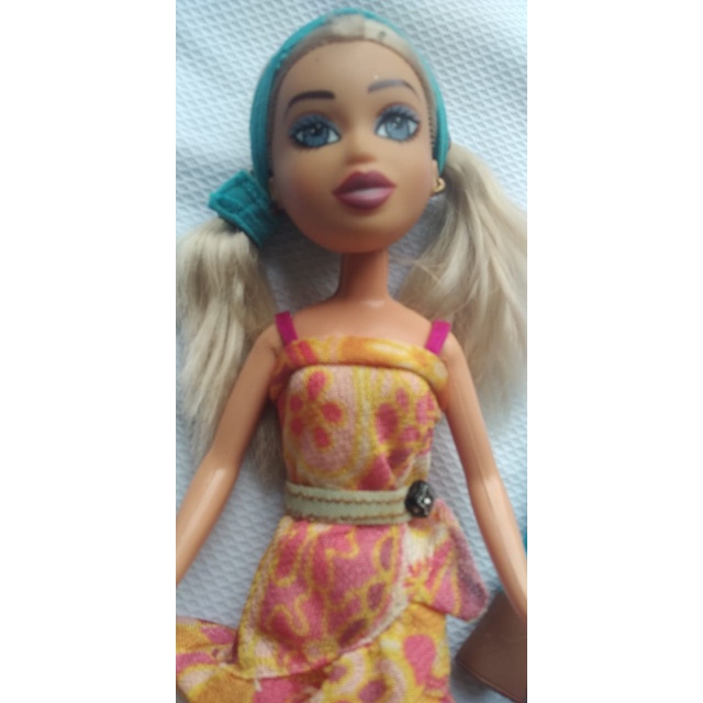 Boneca Bratz . Loira com vestido rosa.