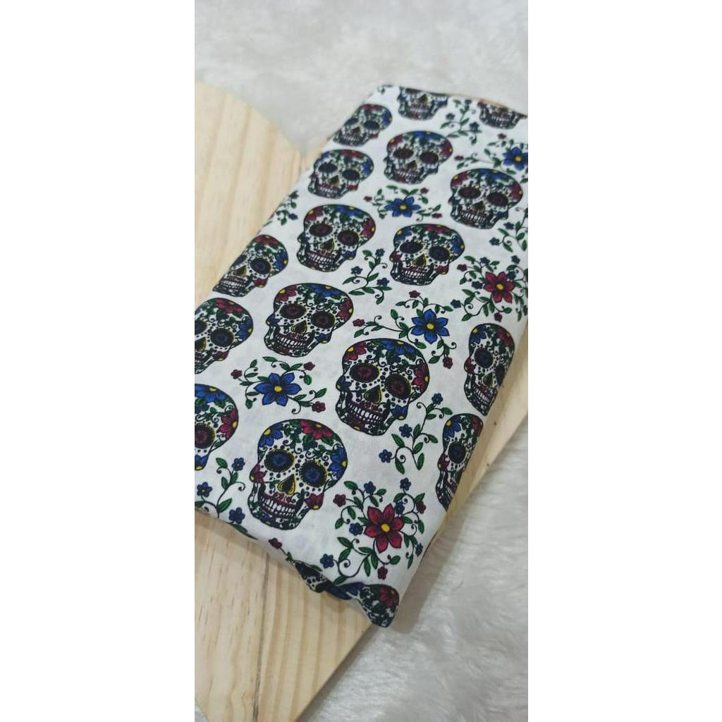 Tecido tricoline estampa caveiras mexicanas fundo branco