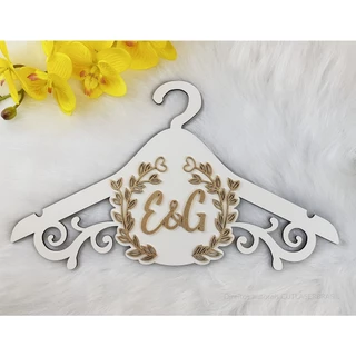 Cabide Luxo Personalizado Com As iniciais Noivos Casal Brasão Moldura Dourada vestido noiva Arabesco