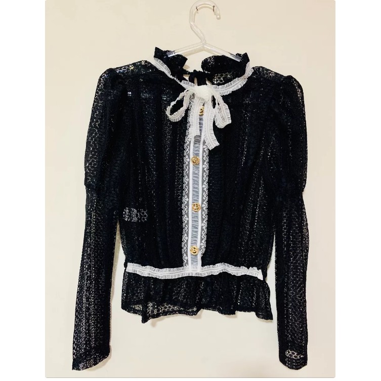 blusa preta com laço branco e detalhes dourado peplum manga princesa tamanho m