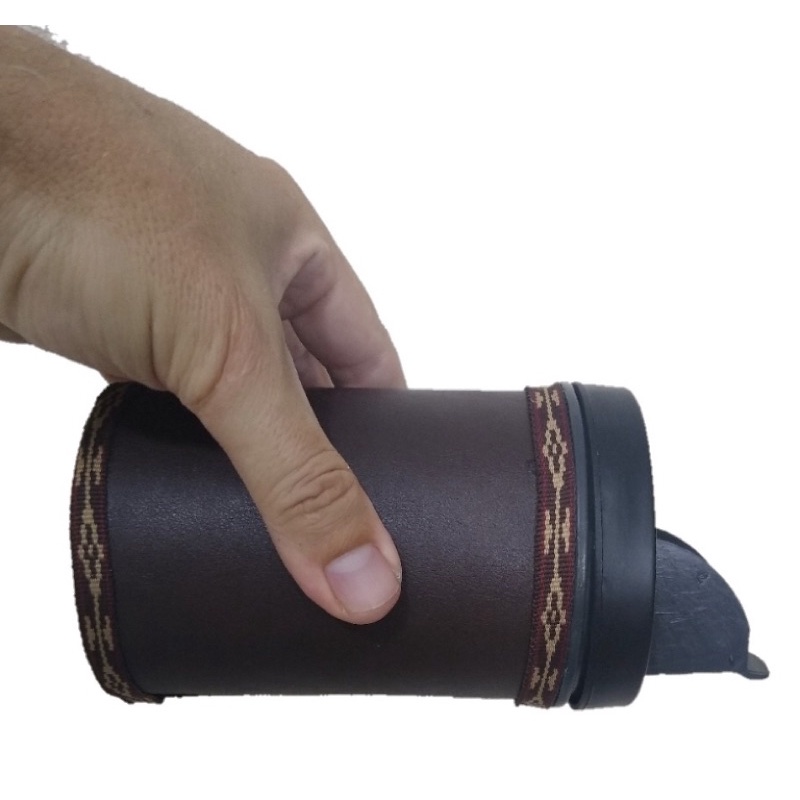 porta erva mate chimarrão 250 gr revestida couro sintético croco com bico dosador