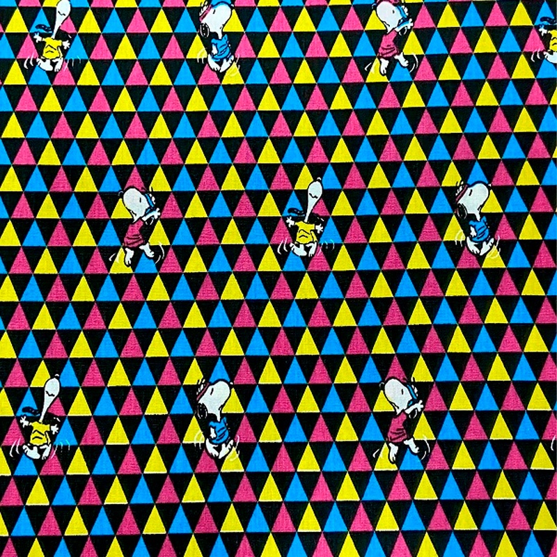 Tecido Tricoline Licenciado Estampa Snoopy Triângulos Coloridos
