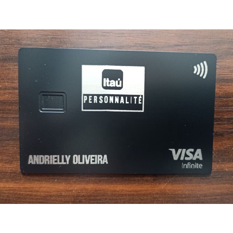 Cartão de metal personalizado.