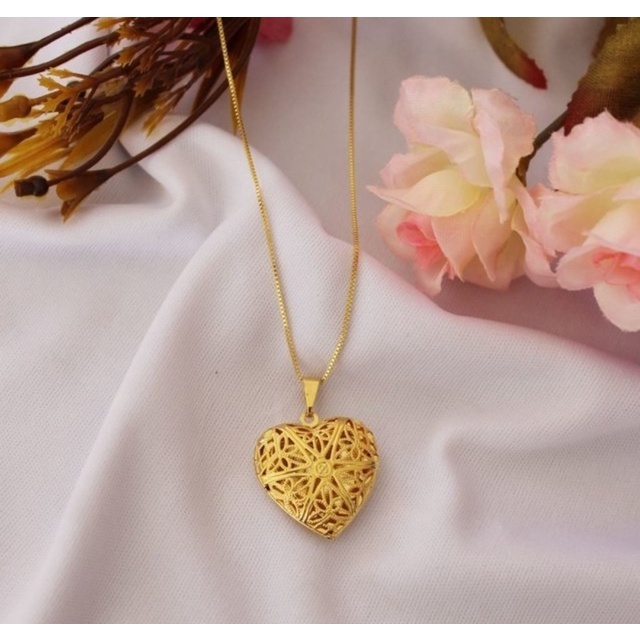 Colar Gargantilha Feminino com Pingente Relicário Coração Vazado Pequeno para Foto Folheado Ouro 18k Dourado