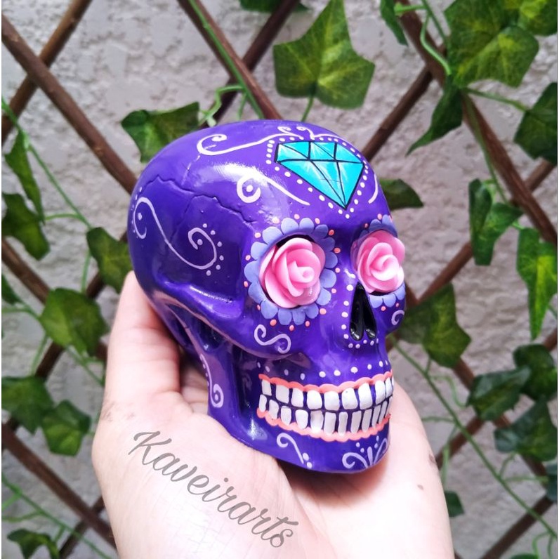 Caveira Mexicana Roxa com diamante e flor rosa - enfeite  - decoração - gesso