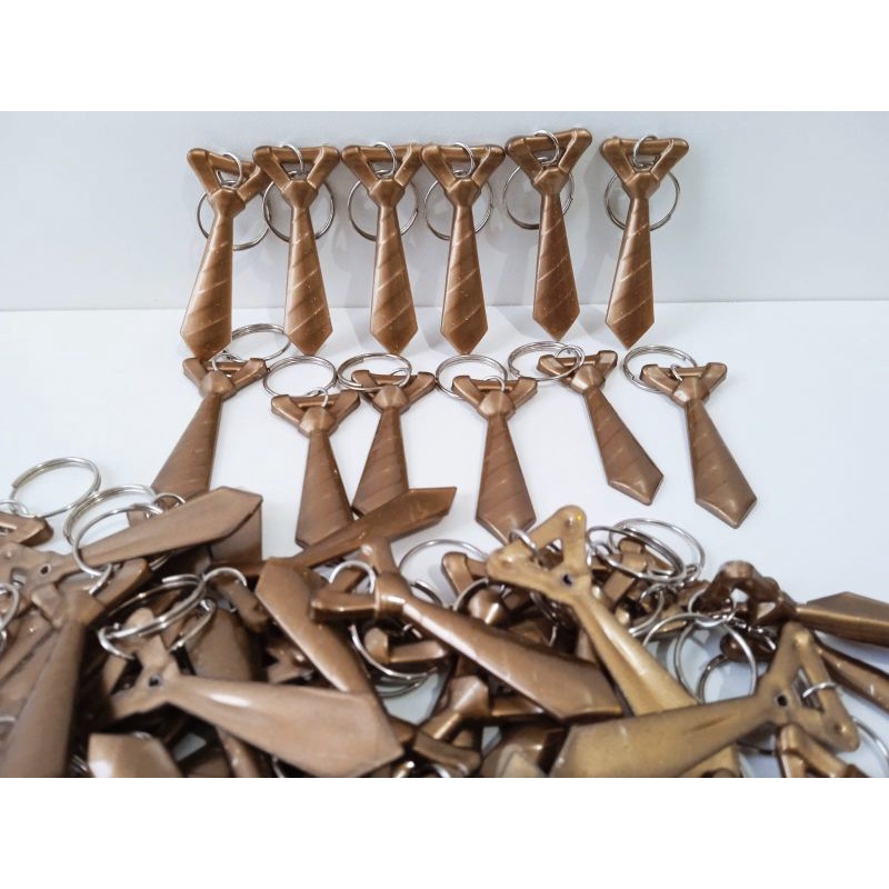 50 chaveiros gravatinha / hora da gravata dourado em Oferta na Shopee