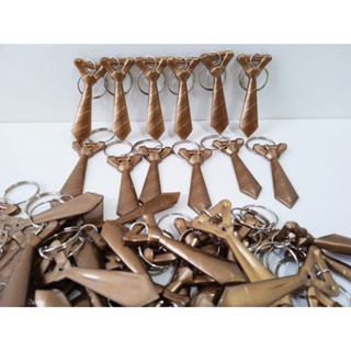 50 chaveiros gravatinha / hora da gravata dourado em Oferta na Shopee