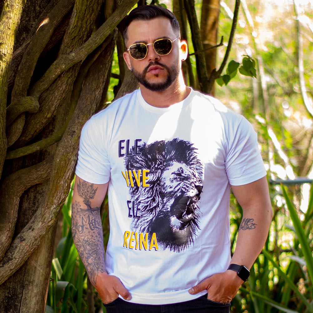 Camiseta Masculina Estampada Algodão Moda Gospel Evangélica Jesus Cristo Yeshua Igreja Frase Versículo Ele Vive Ele Reina Leão da Tribo de Judá