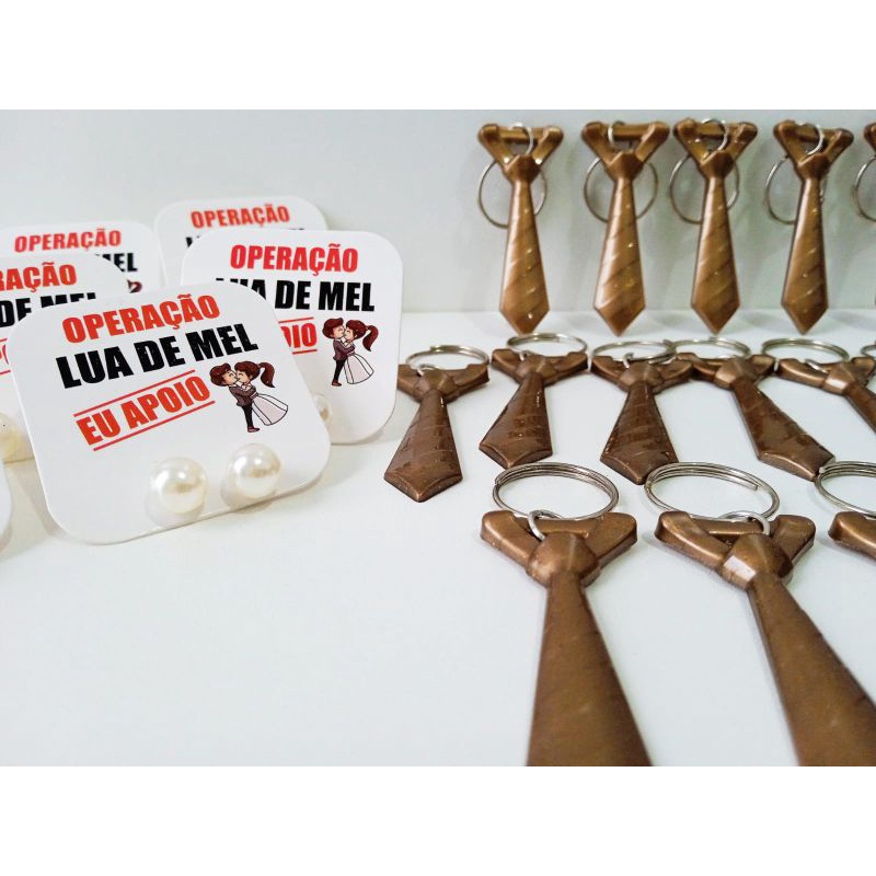50 pares brincos pérolas tags / 50 chaveiro gravatinha dourado casamento em Oferta na Shopee