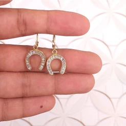 Brinco De Argolinha Ferradura Com Strass Folheado A Ouro 18k