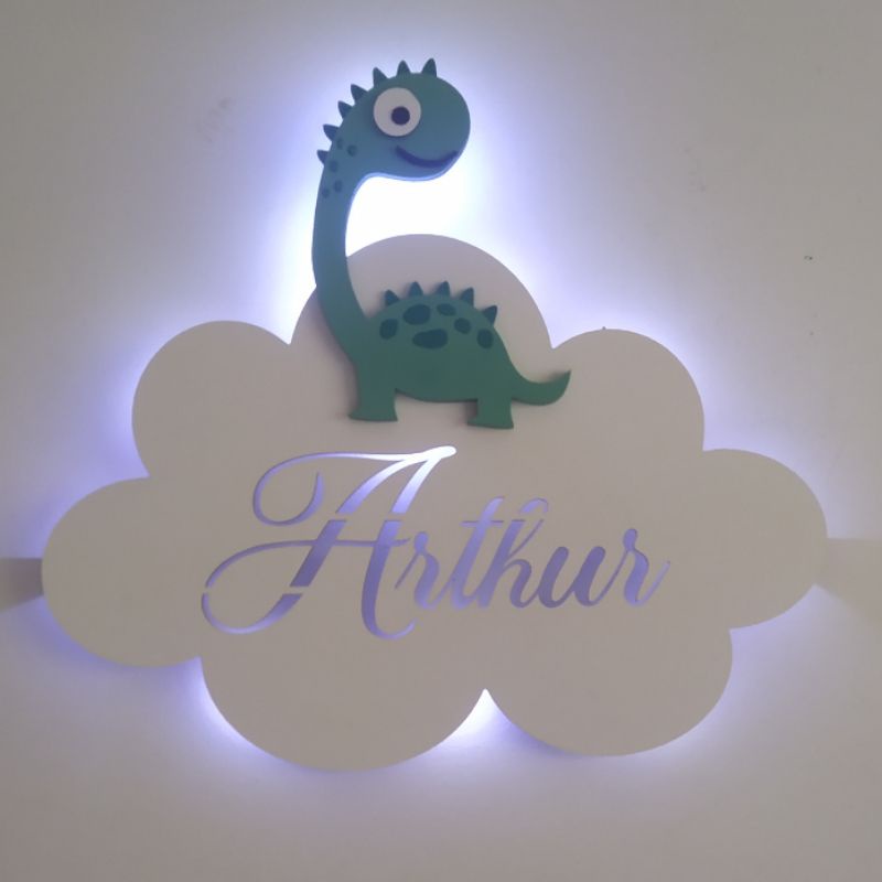 Nuvem com dinossauro e nome presonalizado com  - Decoração quarto -Porta Maternidade