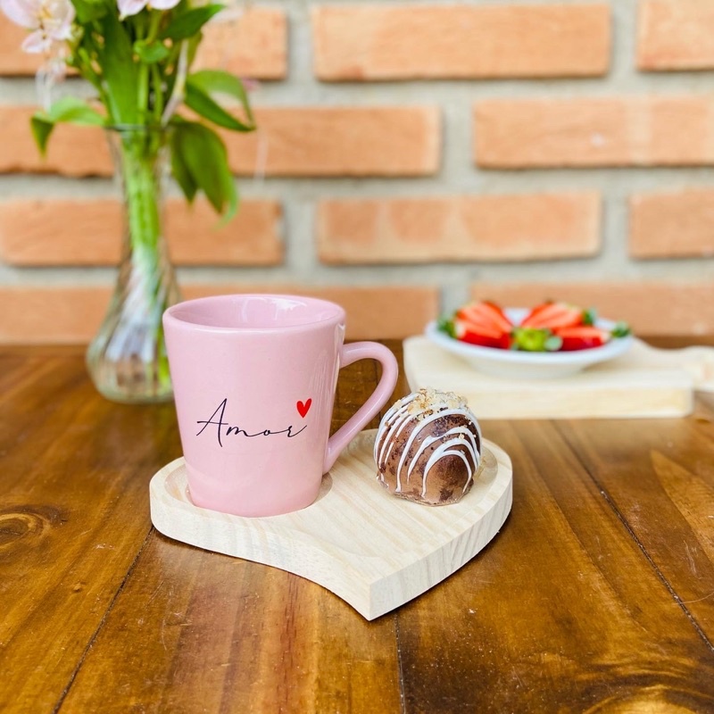 Kit Jogo Xicaras de Porcelana com Pires em formato de coração em Madeira Pinus