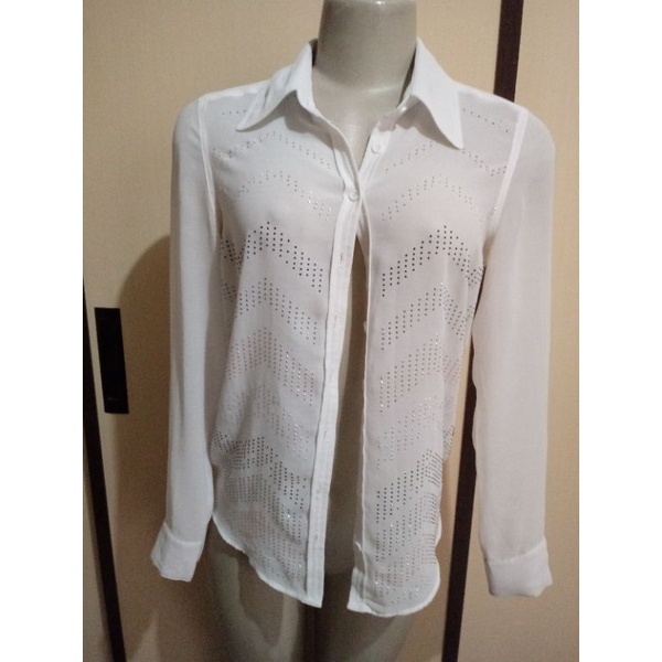 Camisa em crepe de voal com pedraria tam P seminova