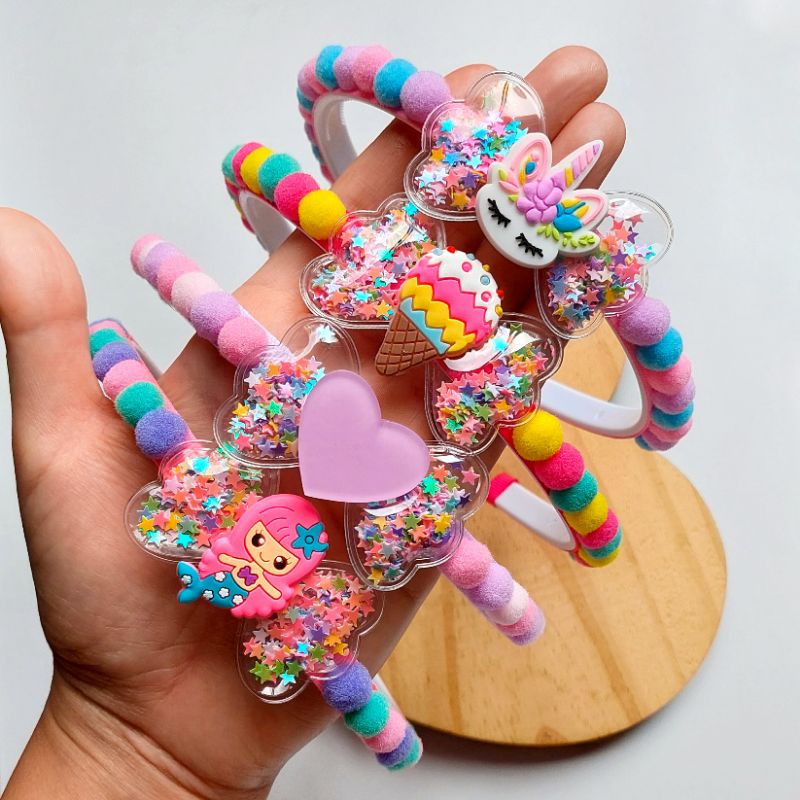 Tiara Infantil com Pompons Coloridos e Aplique - Arco Infantil