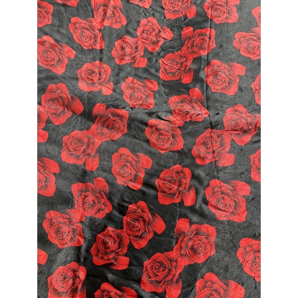 Tecido cetim estampado Rosas vermelhas (1,00x1,40m)