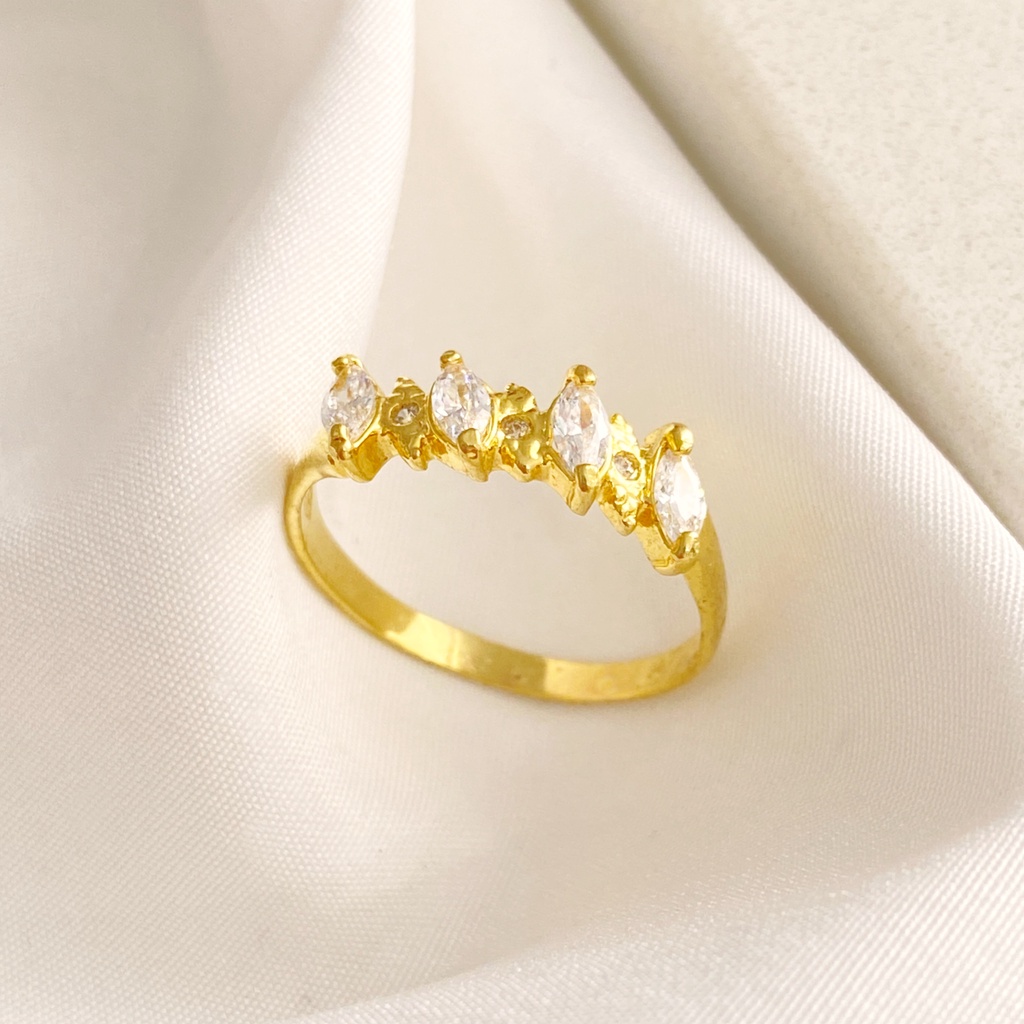 Anel com pedras de zircônia navete cristal e detalhes em ouro folheado a ouro 18k