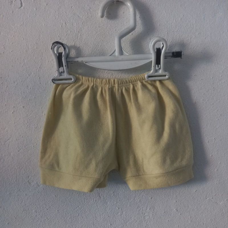Short amarelo para bebê amarelo usado
