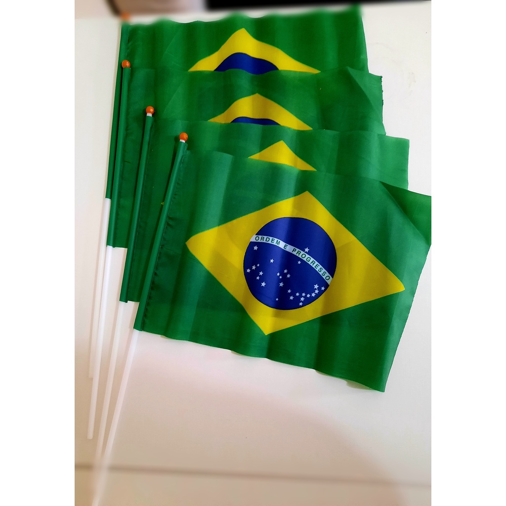 Kit com 4 Unidades Bandeira do Brasil com Cabo / Verde Amarela Torcedor / Copa do Mundo/ Seleção Brasileira