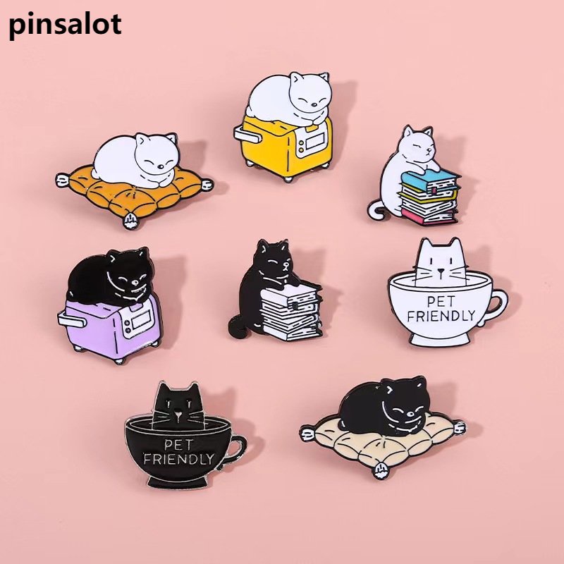 Amável Gato Esmalte Pins Desenho Animado Preto Branco Gatinho Broches Animais De Estimação Crachás De Metal Amigo Jóias Presente