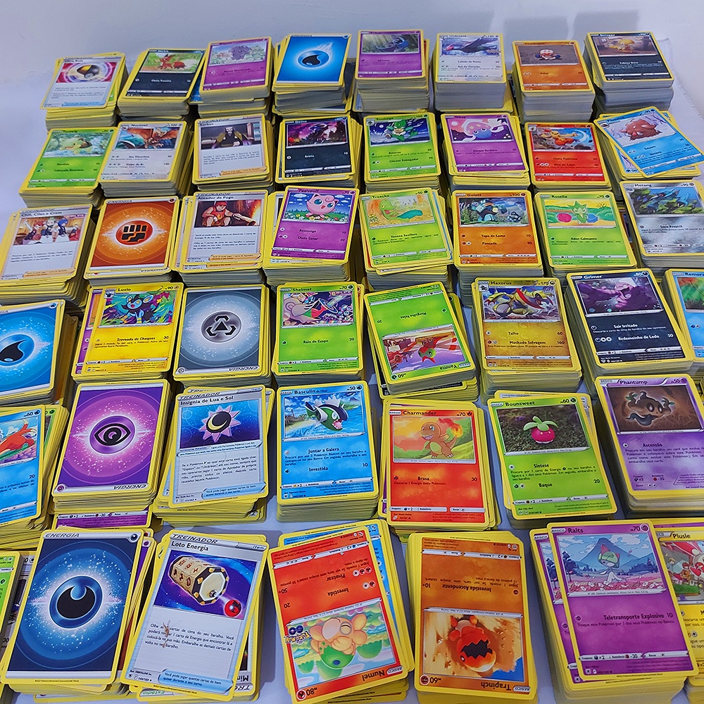Coleção Cartas Pokemon Evoluções de Eevee Lata com 25 Cartas