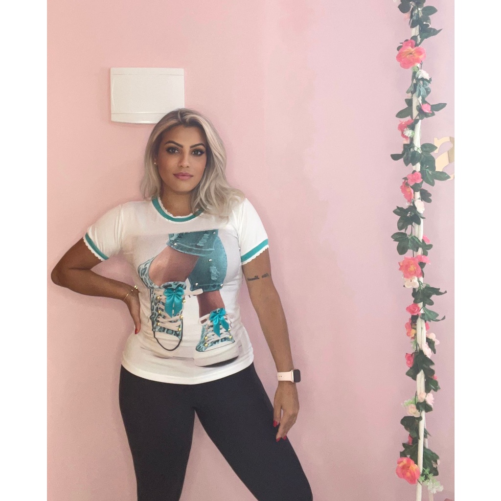 Camiseta Feminina T- shirt luxo, blusinha com aplicação em pedraria e fita 1