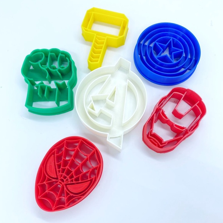 Cortadores e moldes de biscoito, pasta americana e massinha Vingadores