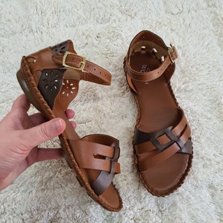 Sandália feminina rasteira em couro legitimo cor chocolate