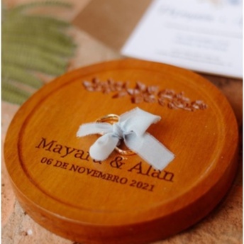 Porta aliança para casamento de madeira personalizado. em Oferta na Shopee