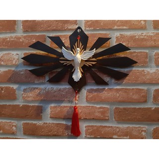 Adorno Parede Divino Espírito Santo Resina Madeira MDF Casa Lar