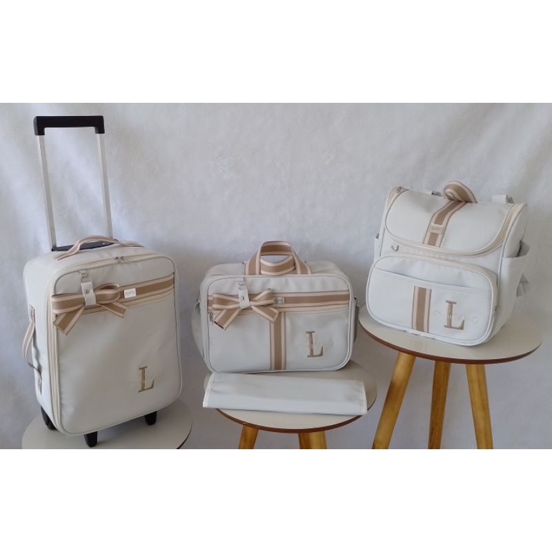 kit de bolsas de maternidade com mala de rodinha e mochila 2 em um branco com faixa bege listrado