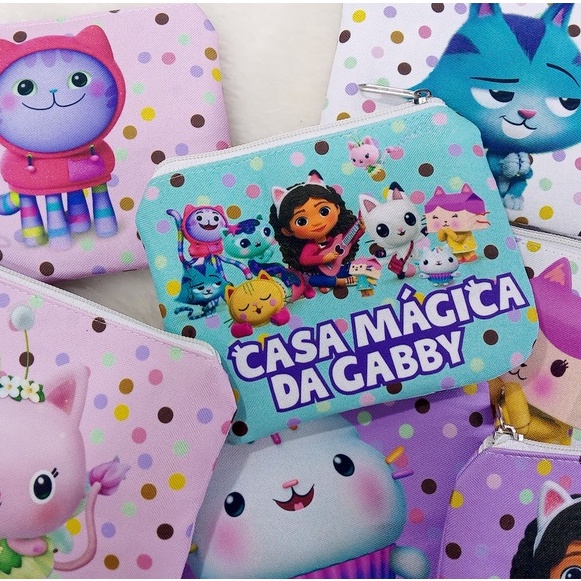 Casa Mágica da Gabby 5 Lembrancinhas - Nécessaire Pode Ser Personalizada - Sereiata - Gatuno - Pandy - Bebê Caixa - Cake - DJ Risonho - Almofagata - Carlita - Kitty Fada