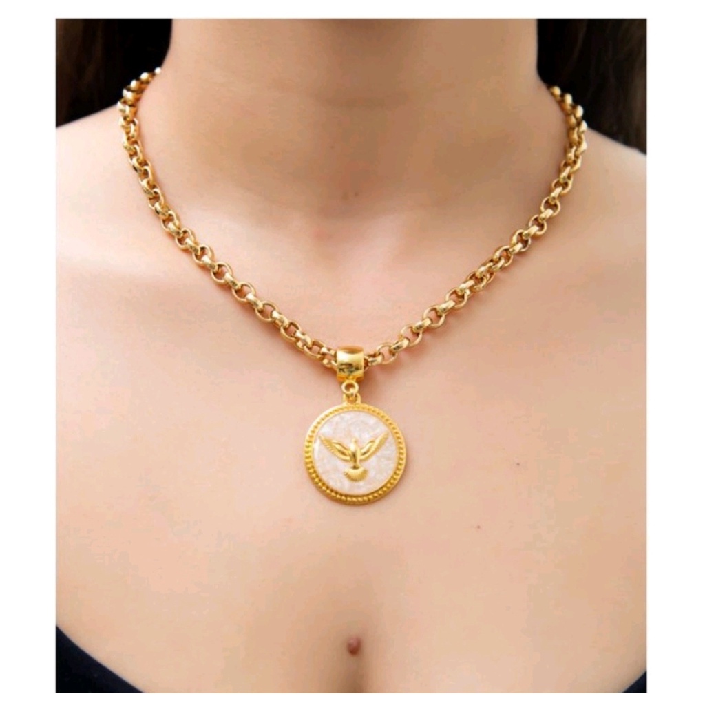 Colar Corrente Elo Português com Pingente Medalha Redonda Divino Espirito Santo Folheado ouro 18k Preto Branco