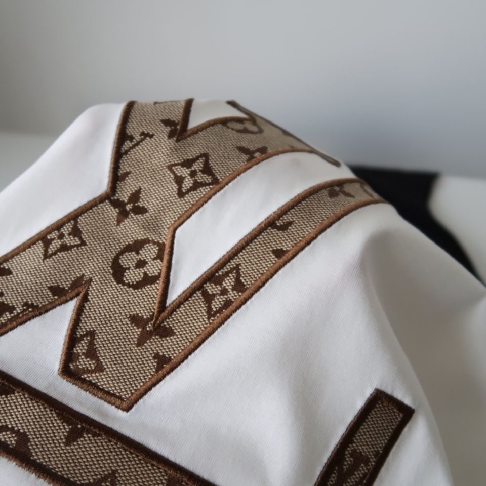Camiseta Louis Vuitton LV em bordado marrom