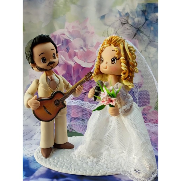 Topo de Bolo Personalizado de Luxo em Biscuit para Casamento com Casal de Músicos/Topo de Bolo em Biscuit  Personalizado com Noivo Músico e Noiva Cantora