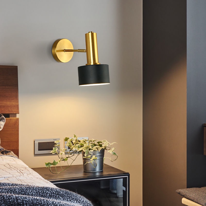 Arandela de Parede LED com Suporte Dourado e Cúpula Preta, Luminária Minimalista para Cabeceira de Quarto Moderno