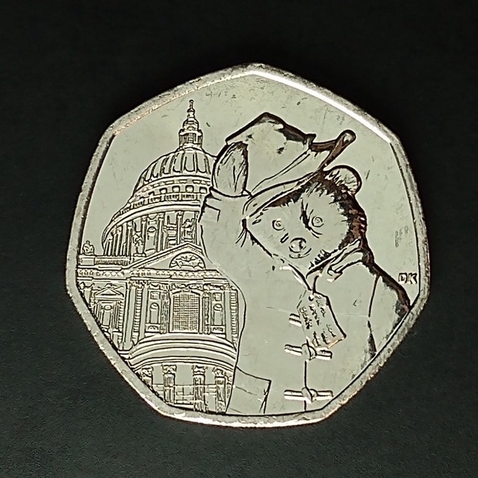 Moeda de 50 Pence do Reino Unido, 2019, Sob/FC, Comemorativa Paddington na Catedral de São Paulo (urso direita), 27,3mm