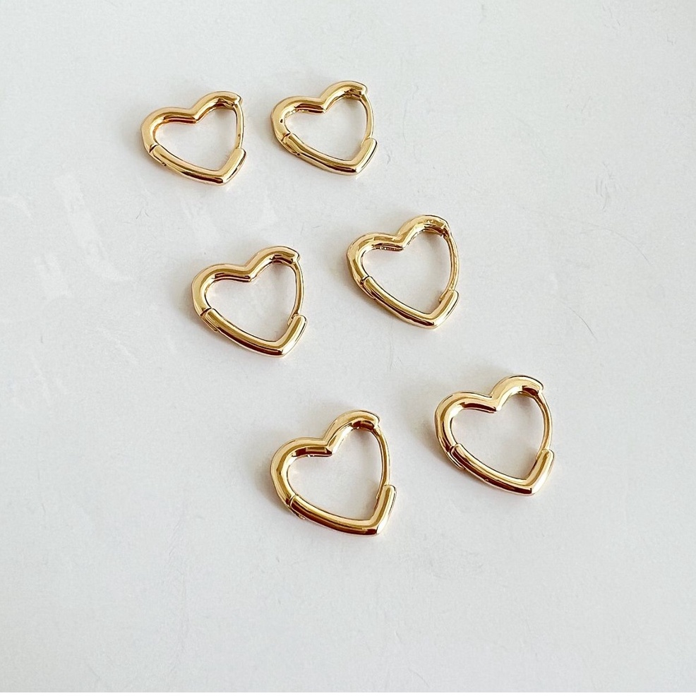 Brinco Trio Coração Fino Liso Banhado a Ouro 18k Dourado Antialérgico em Oferta na Shopee