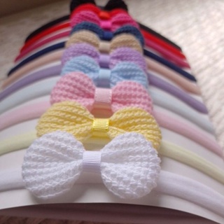 kit 10 tiaras p/recém nascido, faixas de bebê, lacinho de croche na meia de seda em Oferta na Shopee