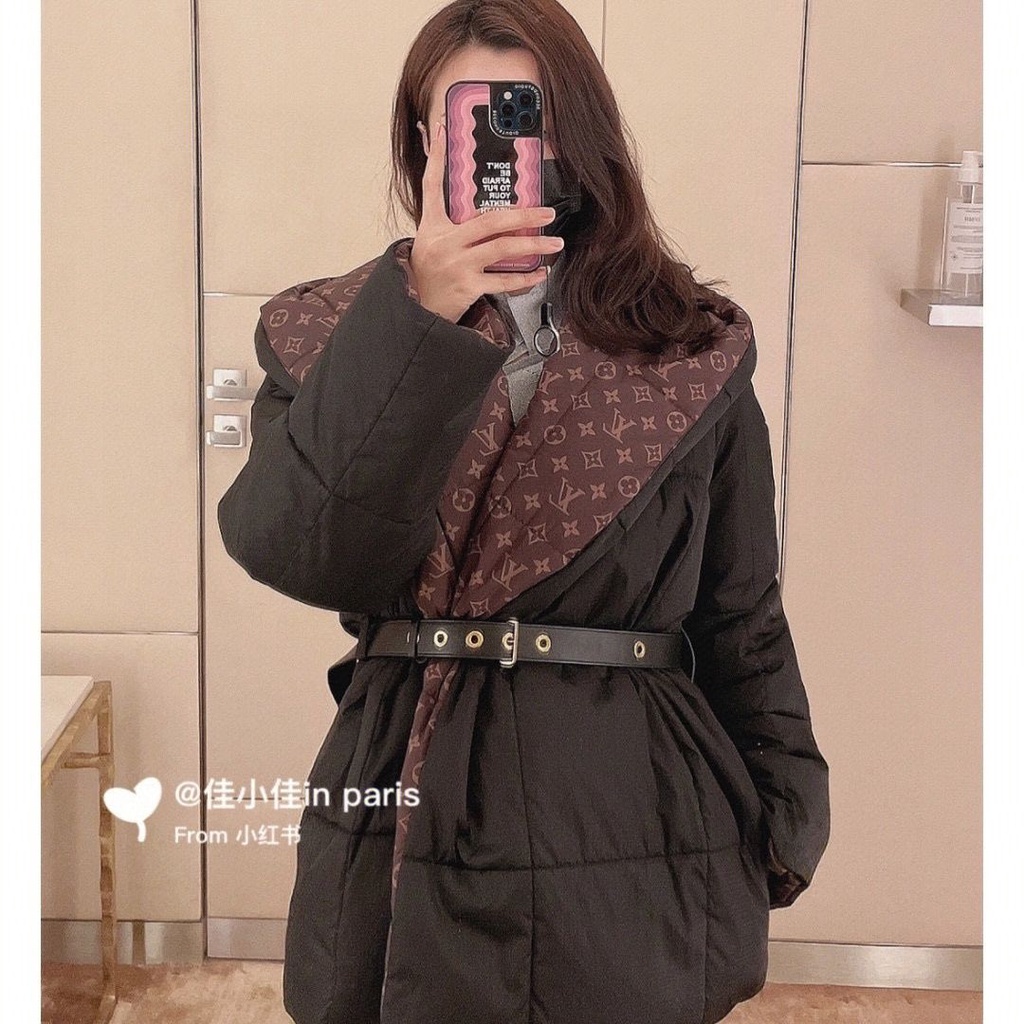 Louis Vuitton Backstage listo para ponerse de París otoño invierno Dos  modelos vistiendo ruched chaqueta gris, la falda y el vestido, el pelo en  una Fotografía de stock - Alamy