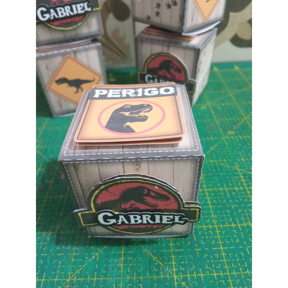 Caixa cubo personalizada tema dinossauros jurassic park para festa infantil aniversario.