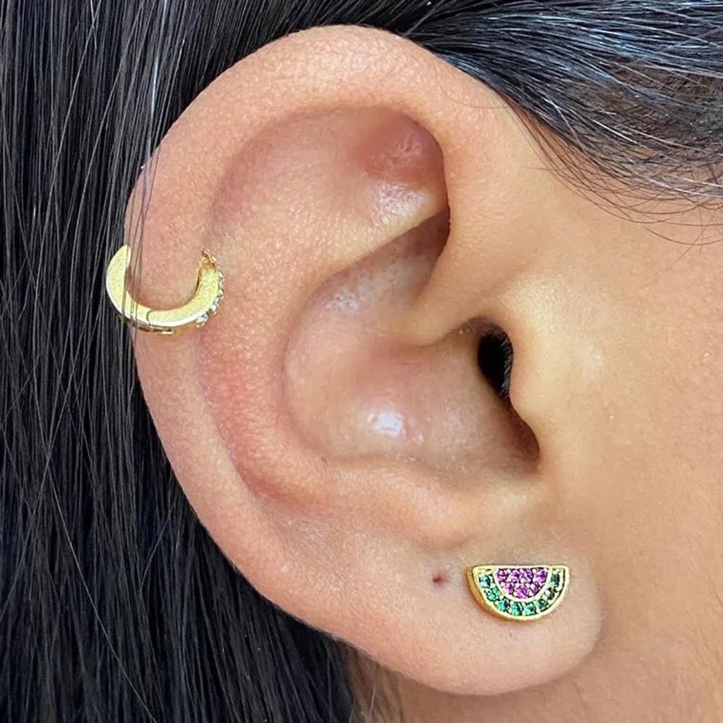 Brinco Melancia Cravejada Diamante de Zircônia (1,8g) Banho de Ouro 24k Brinco Cravejado Banhado Brinco Feminino