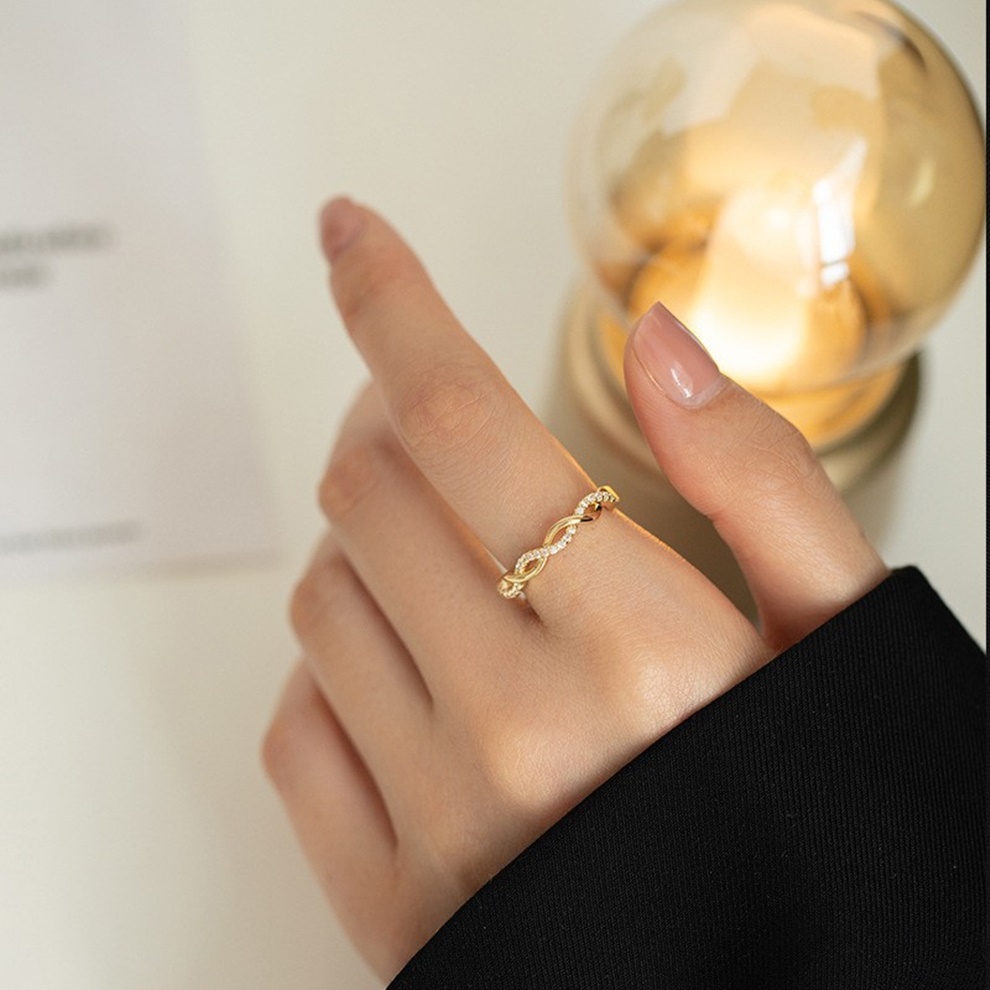 Anel Feminino Infinito Trançado Aberto Banhado a Ouro Ajustável Cor Rosa Ouro Cravejado com Zircônias